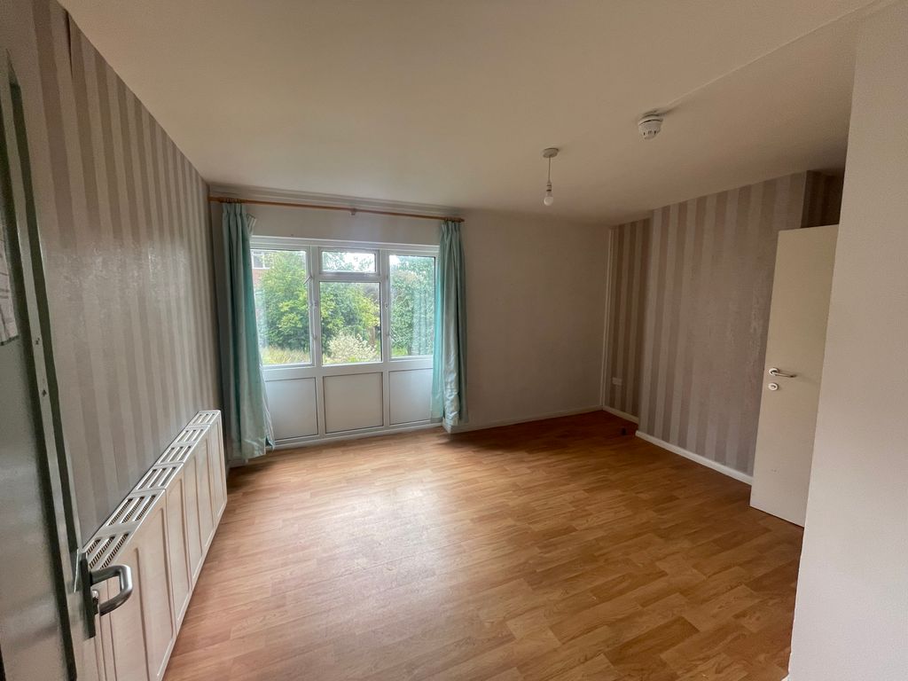 Room to rent in Dene Holm Road, Gravesend DA11, £650 pcm Zoopla