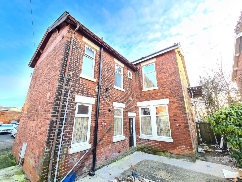 4 bed semidetached house to rent in Brockholes View, Preston PR1, £975