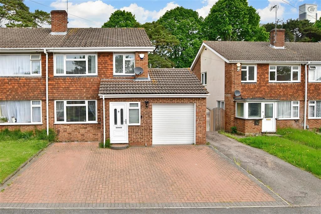 3 bed semidetached house for sale in Charlbury Close, Maidstone, Kent