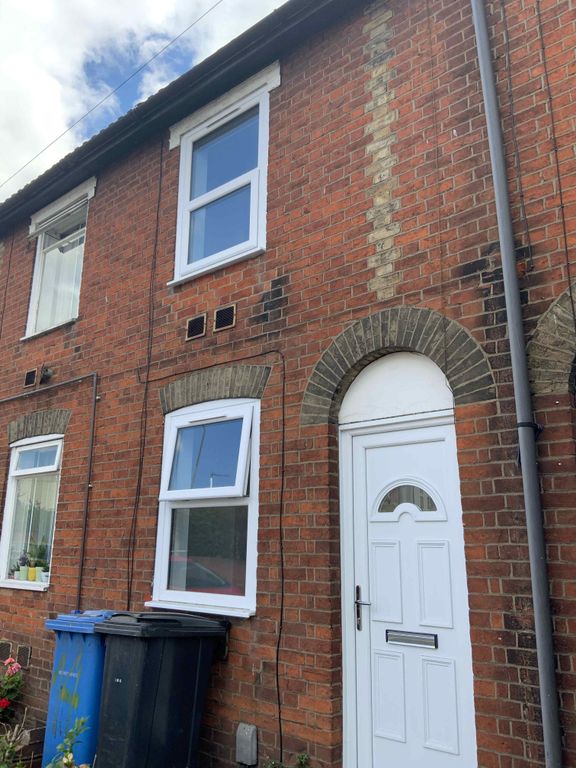 2 bed terraced house to rent in Chevallier Street, Ipswich, Suffolk IP1