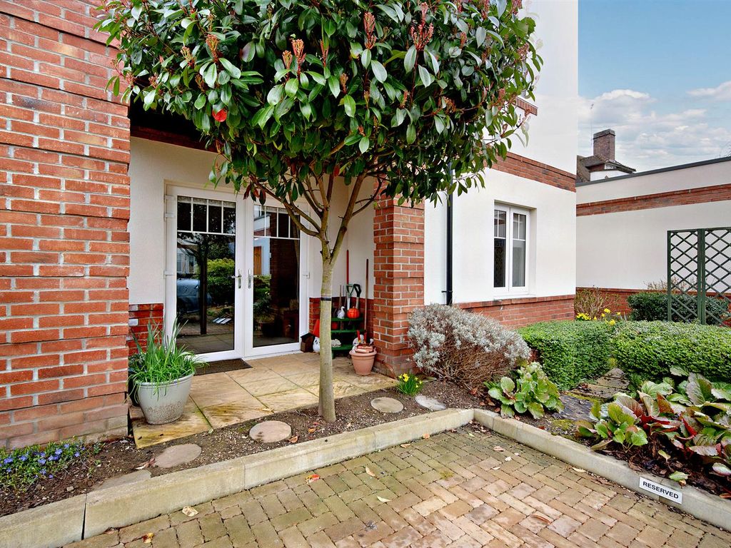 2 bed flat for sale in Wolsey Court, Knighton Park Road, Leicester LE2