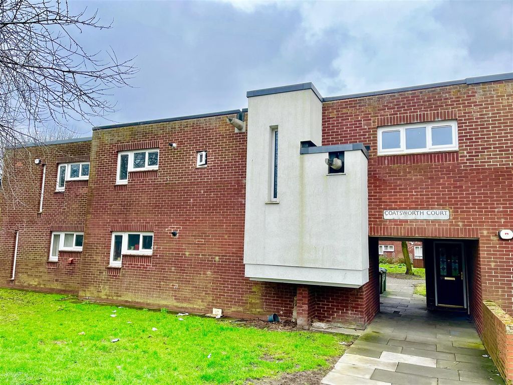 2 bed flat to rent in Coatsworth Court, Bensham, Gateshead NE8, £550