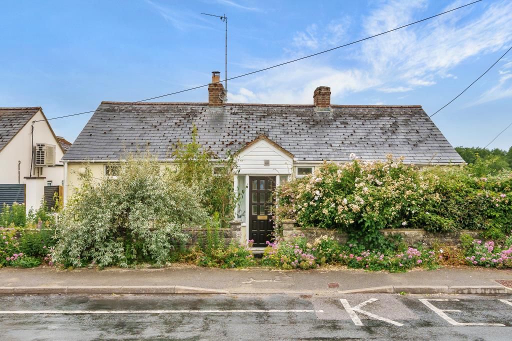 3 bed detached bungalow for sale in Crawley Road, Witney OX28, £475,000