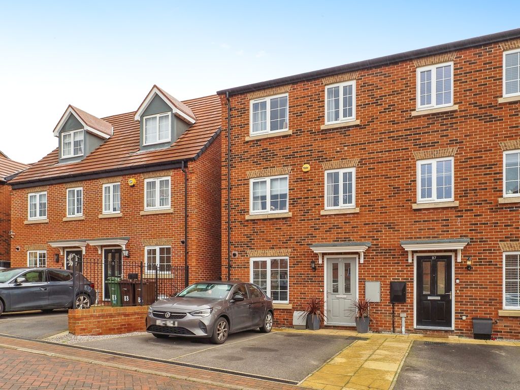 4 bed semidetached house for sale in Craig Hopson Avenue, Castleford