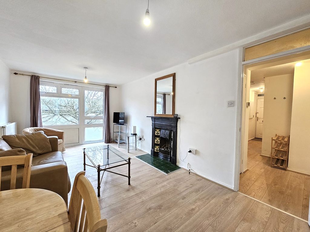 3 bed flat to rent in Prospect Ring, London N2, £2,350 pcm Zoopla