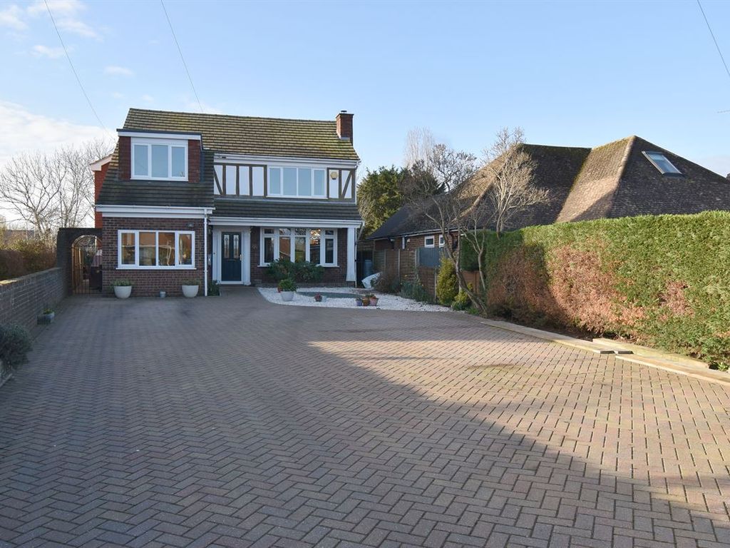 4 bed detached house for sale in Plantation Road, Chestfield