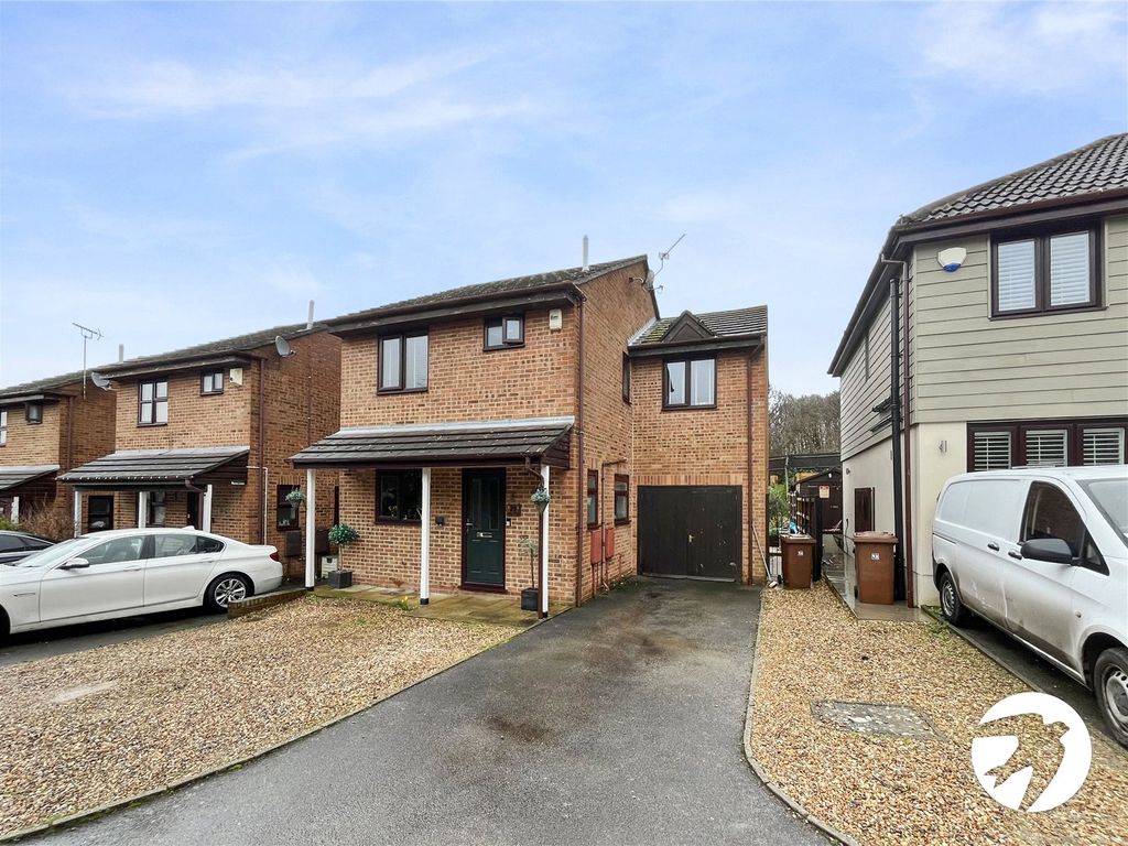 4 bed link detached house for sale in Wheatfields, Lordswood, Kent ME5