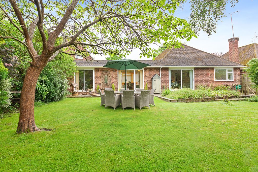 3 bed detached bungalow for sale in Glenavon Close, Claygate KT10, £