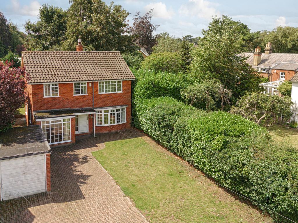 4 bed detached house for sale in Richmond Close, Epsom KT18 Zoopla