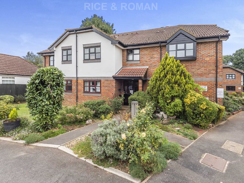 2 bed flat for sale in Pitson Close, Addlestone KT15 Zoopla