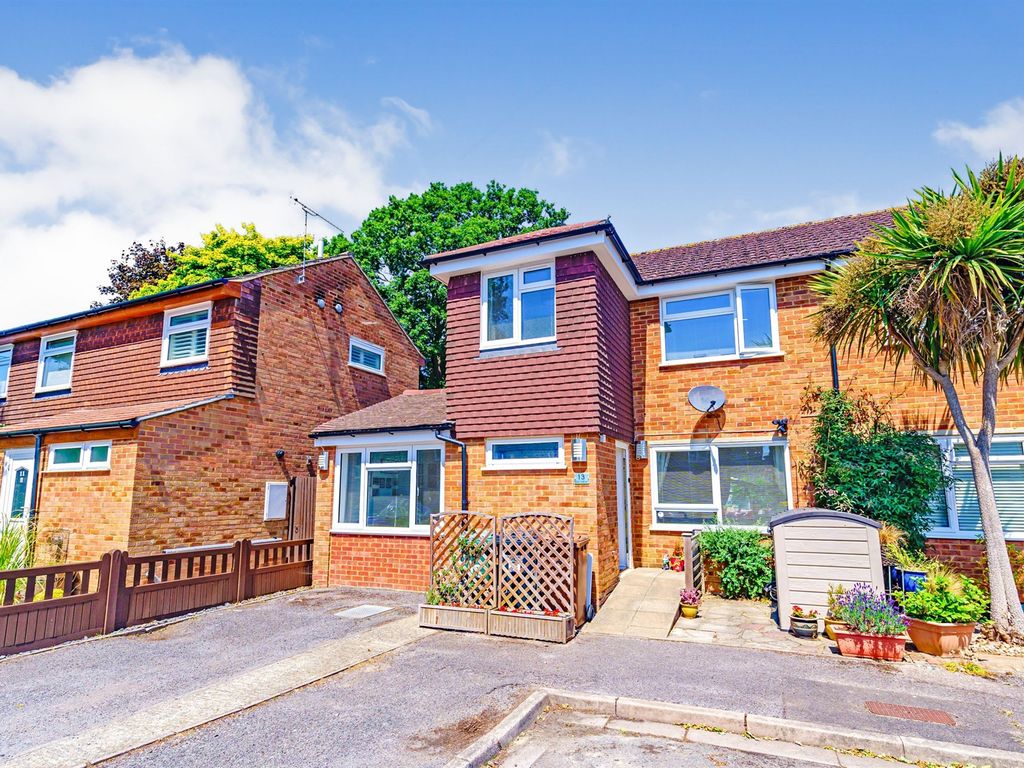 3 bed semidetached house for sale in Kiln Lane, Horley RH6 Zoopla