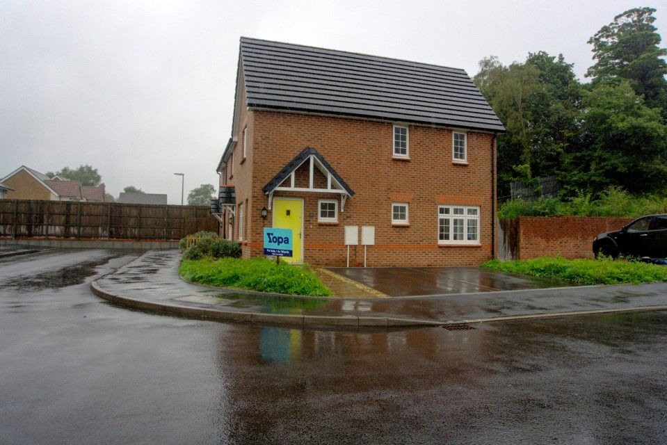 2 bed end terrace house for sale in Clos Gelli Wen, Alltwen, Pontardawe