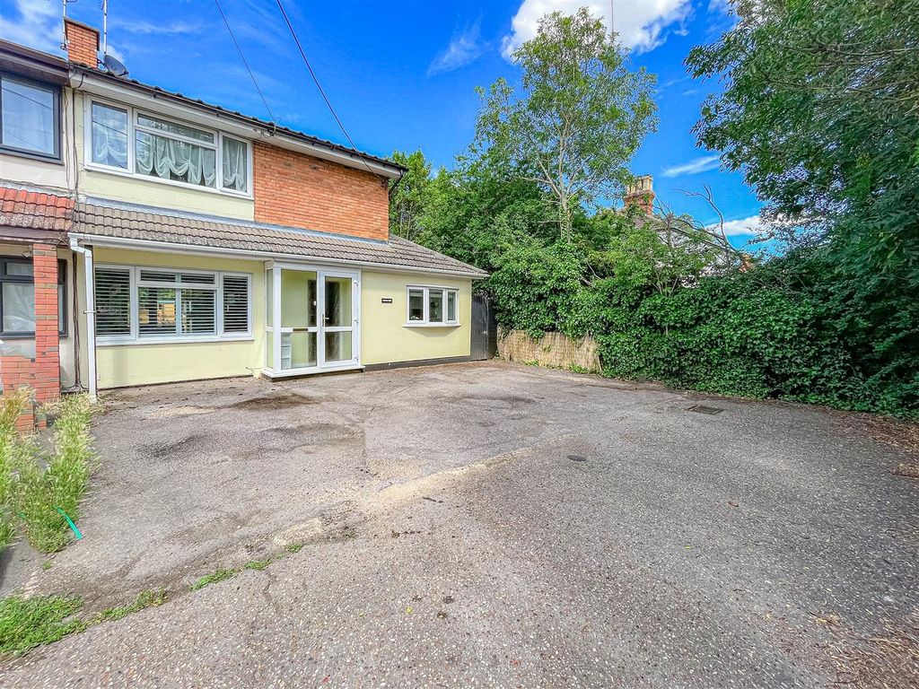 3 bed semidetached house for sale in The Chase, Kings Road