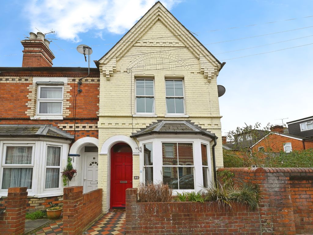 2 bed end terrace house for sale in Coventry Road, Reading RG1, £
