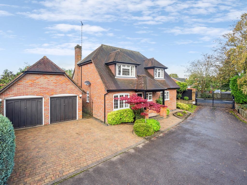 4 bed detached house for sale in Hillgrove, Chalfont St Peter SL9, £