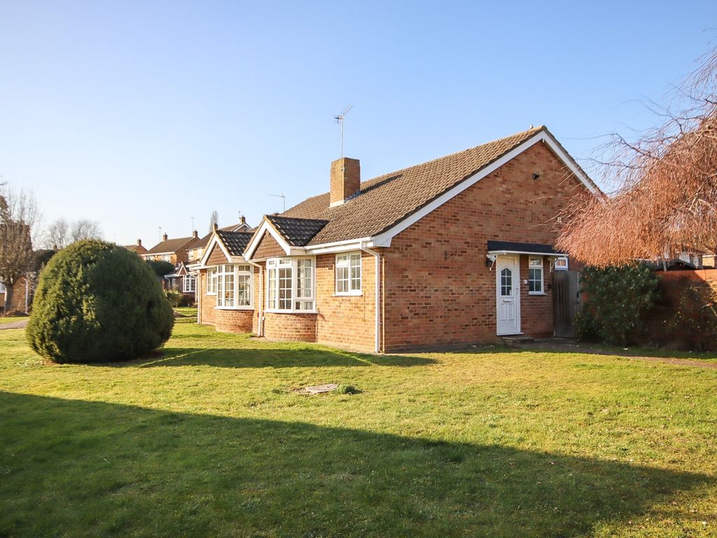 2 bed semidetached bungalow for sale in Beverley Gardens, Maidenhead