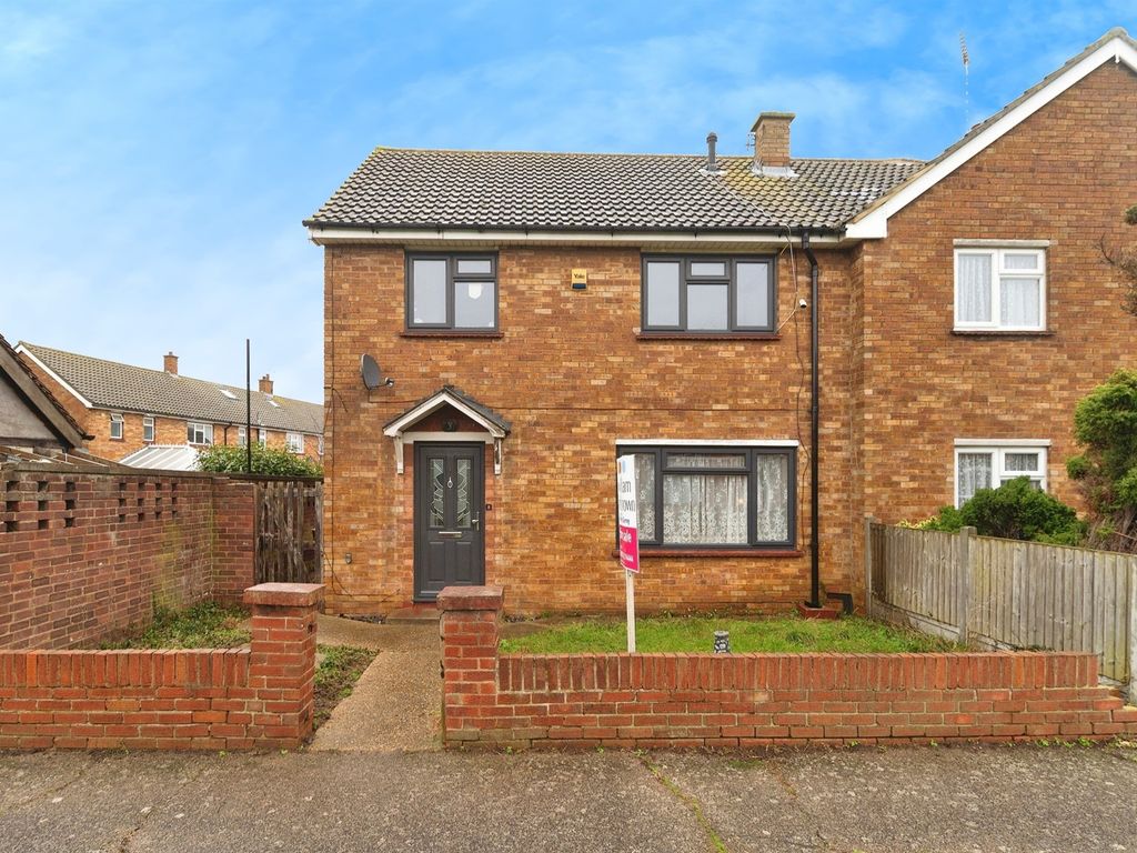 3 bed semidetached house for sale in Rykhill, Chadwell St Mary, Grays