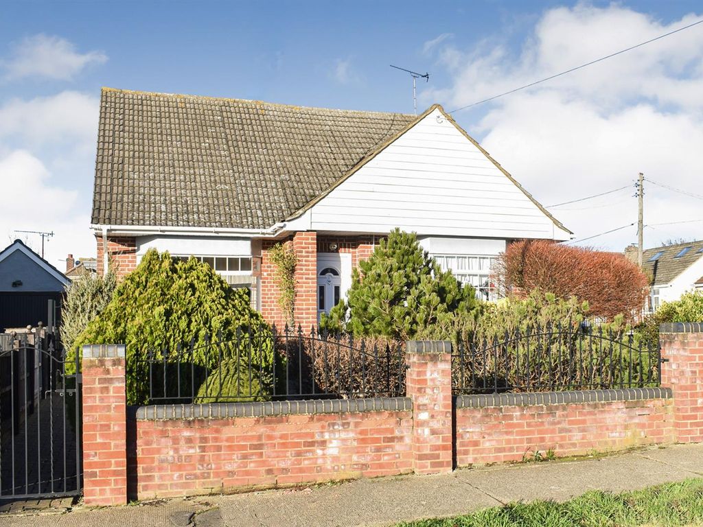3 bed detached bungalow for sale in Chesterfield Avenue, Benfleet SS7
