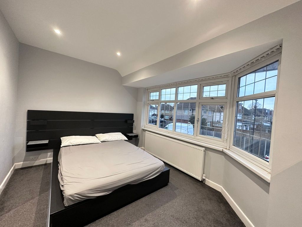 Studio to rent in Edward Road, Feltham TW14 Zoopla
