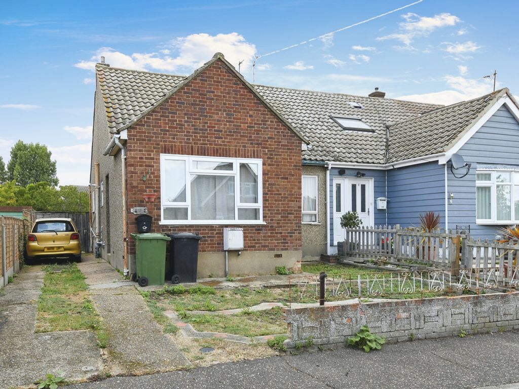 2 bed bungalow for sale in Ramblers Way, BurnhamOnCrouch CM0 Zoopla