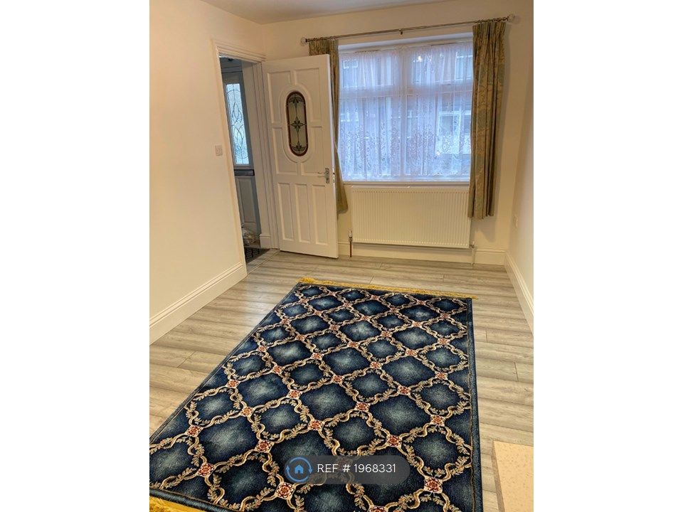 Studio to rent in Welling, Kent DA16, £900 pcm Zoopla