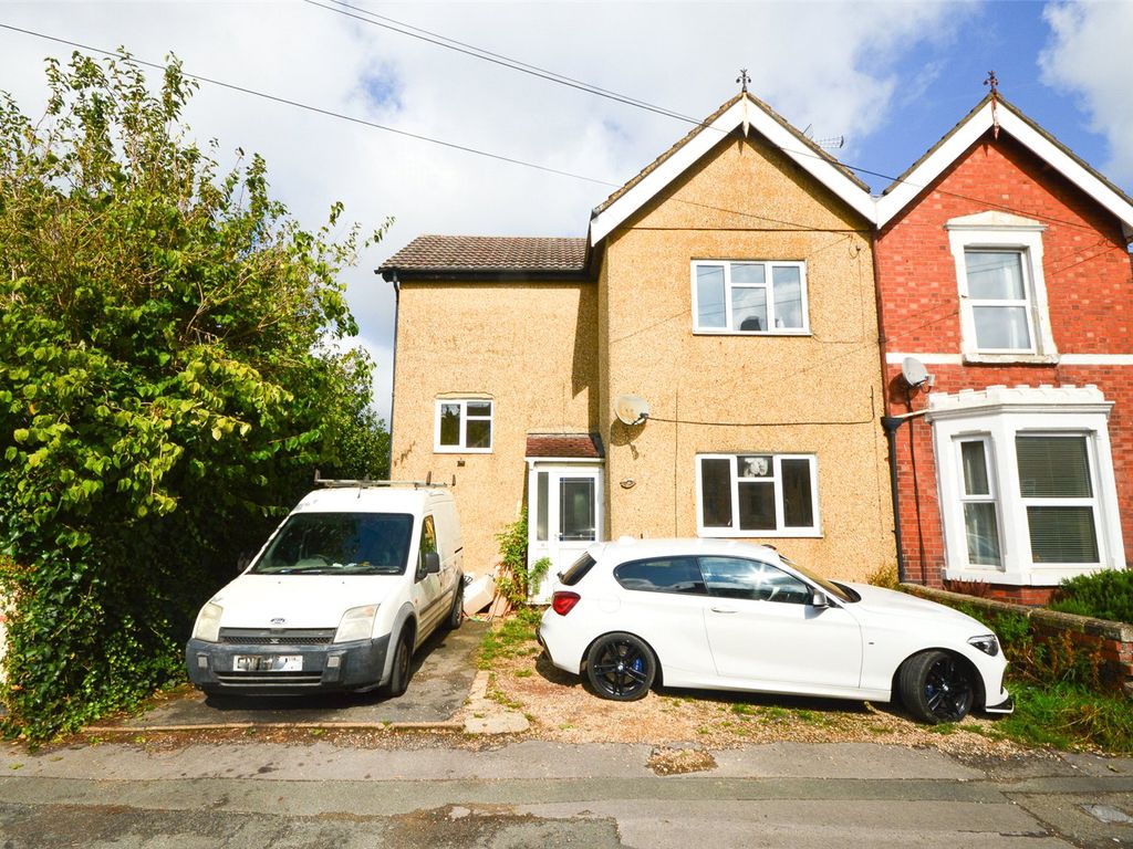 4 bed semidetached house for sale in Stafford Street, Swindon
