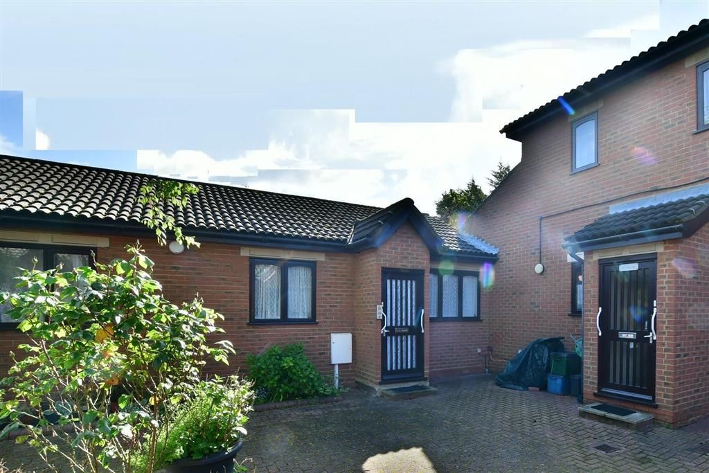 1 bed terraced bungalow for sale in Bletchingley Close, Thornton Heath