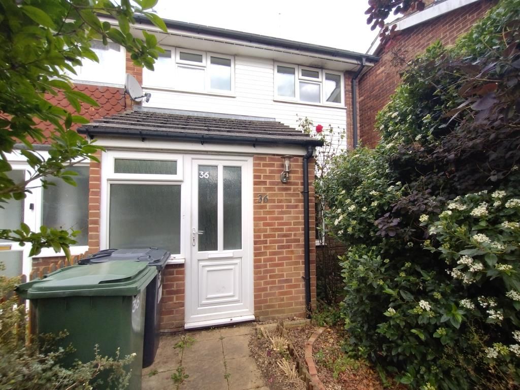3 bed semidetached house to rent in Stukeley Road, Basingstoke RG21, £