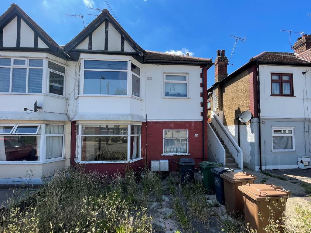 25 Hall Gardens, Chingford, London E4  