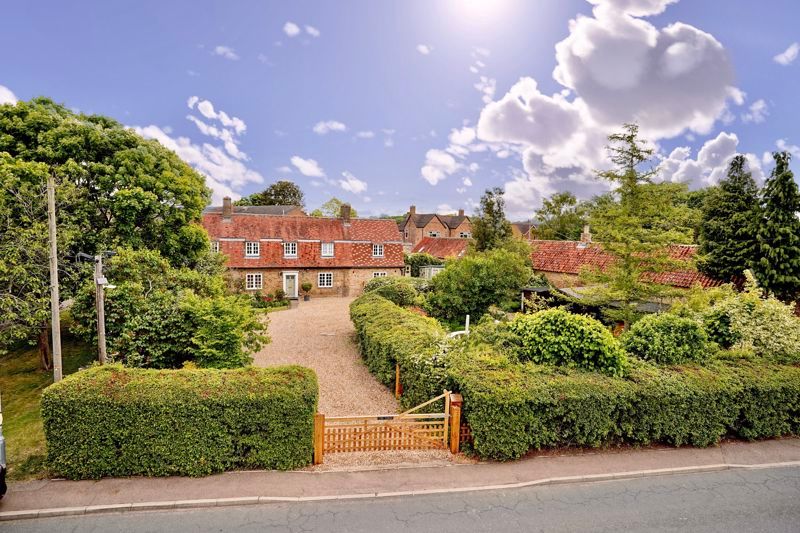 4 bed property for sale in High Street, Alconbury, Huntingdon. PE28