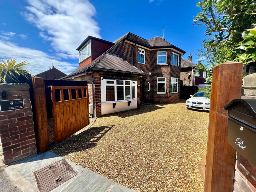 4 bed detached house for sale in Blackpool Old Road, PoultonLeFylde