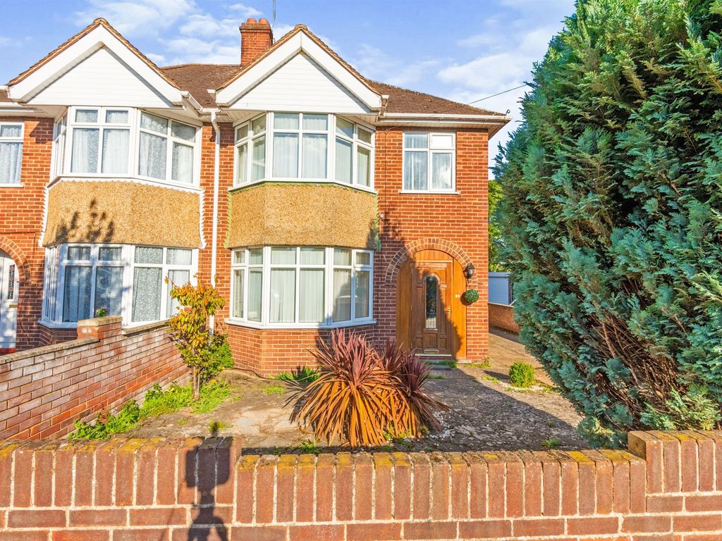 3 bed semidetached house for sale in Chestnut Avenue, Bedford MK40