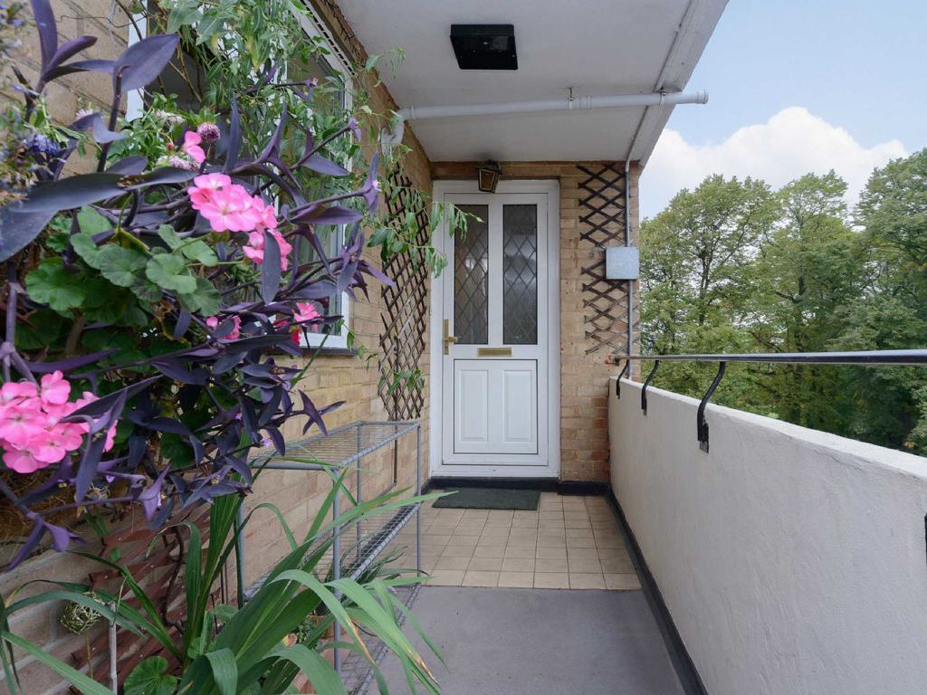 3 bed flat for sale in Albany Road, Brentford TW8, £425,000 Zoopla