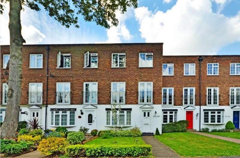 4 bed terraced house to rent in White Rose Lane, Woking, Surrey GU22