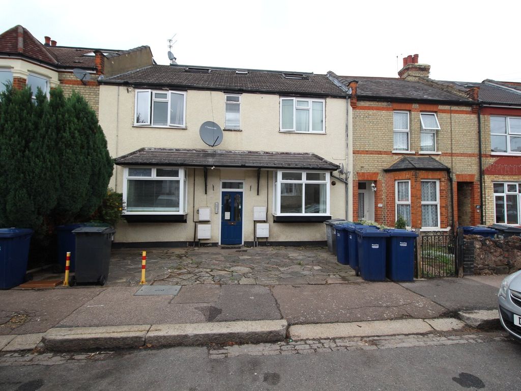 1 bed flat to rent in Crescent Road, EN4, £1,400 pcm Zoopla