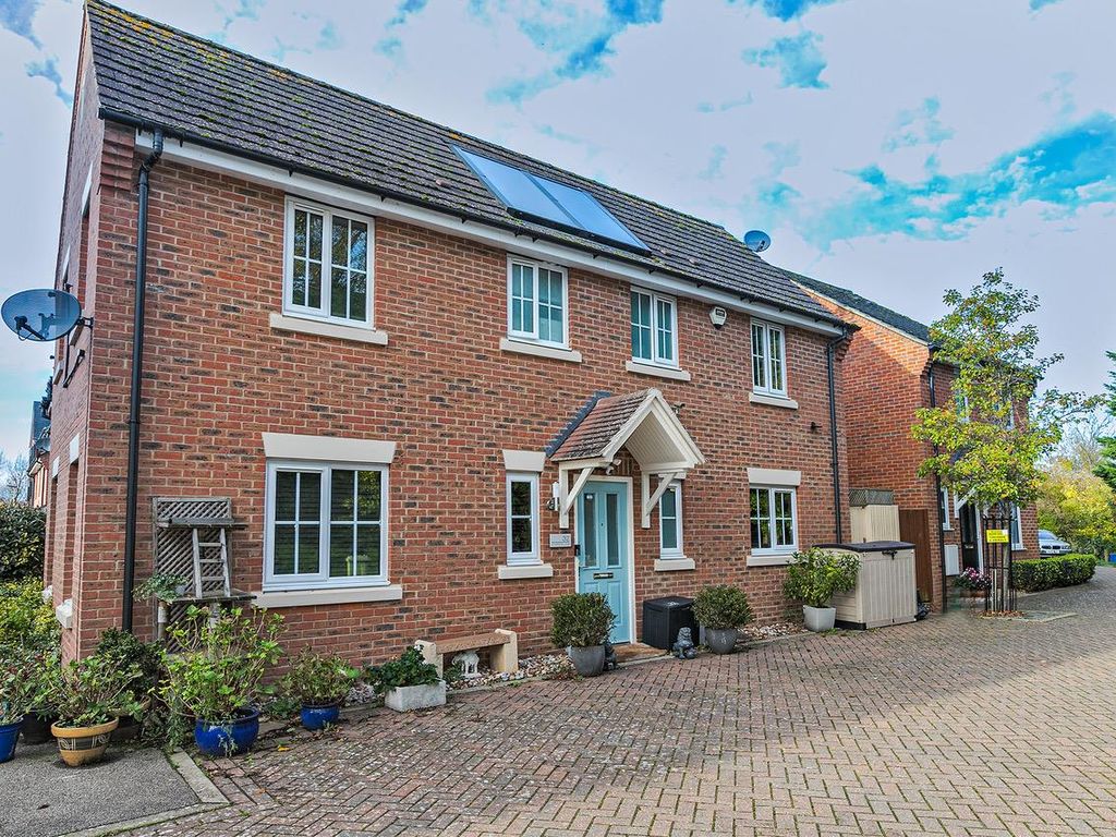 4 bed detached house for sale in Lydbrook Lane, Woburn Sands, Milton