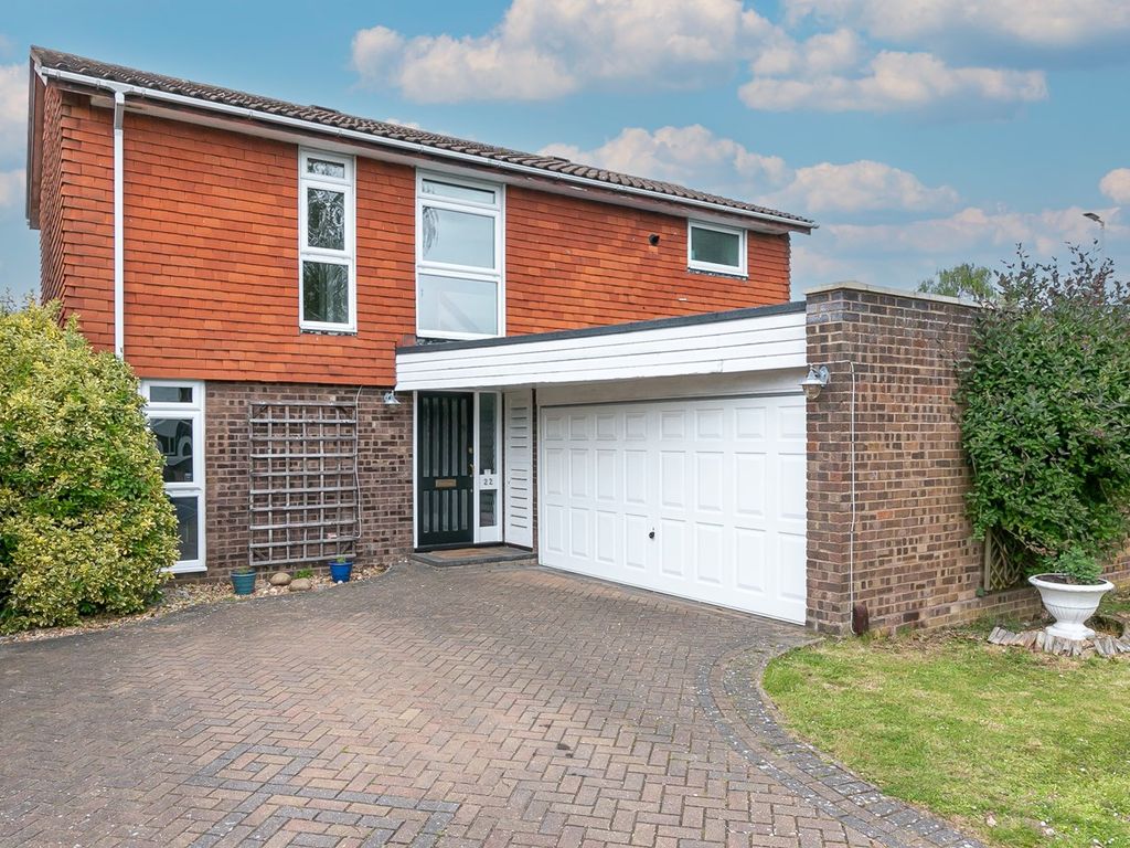 4 bed detached house for sale in Netley Dell, Letchworth Garden City