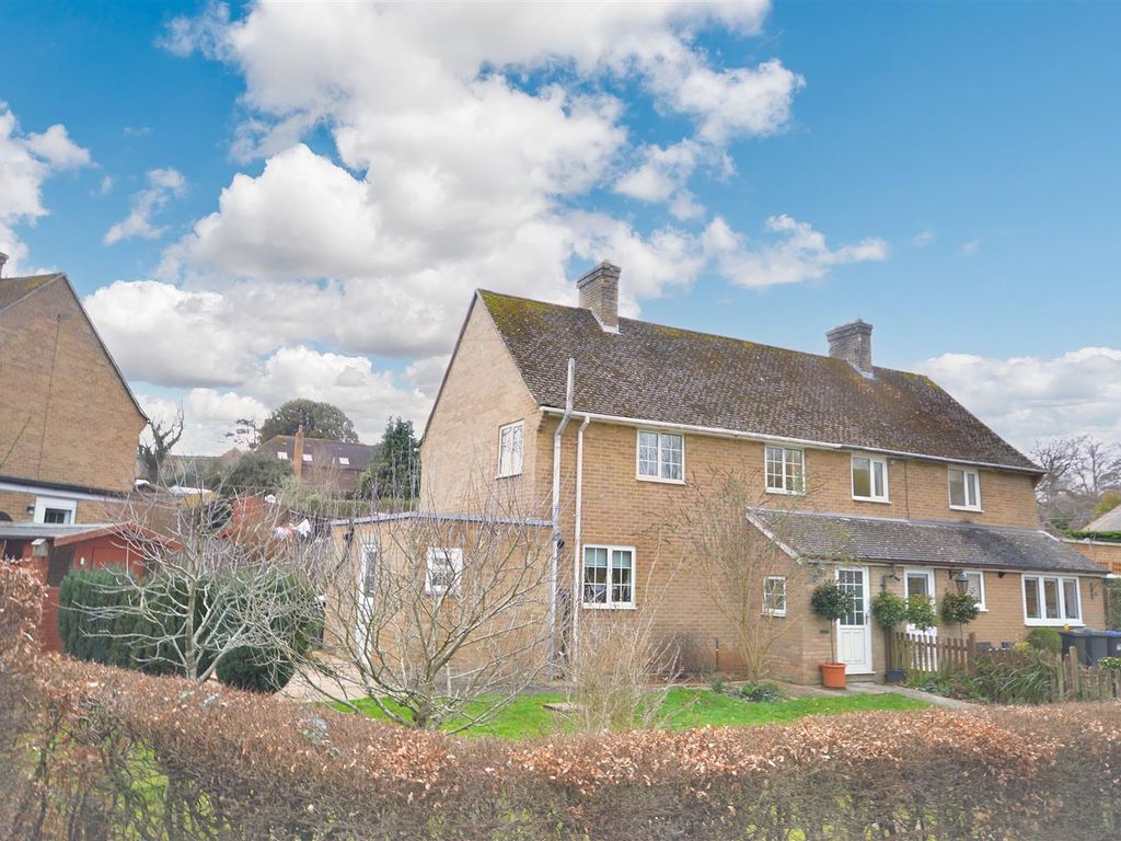3 bed semidetached house to rent in Spring Close, Boughton