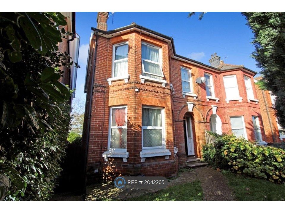 Room to rent in Farnborough Road, Farnborough GU14, £550 pcm Zoopla