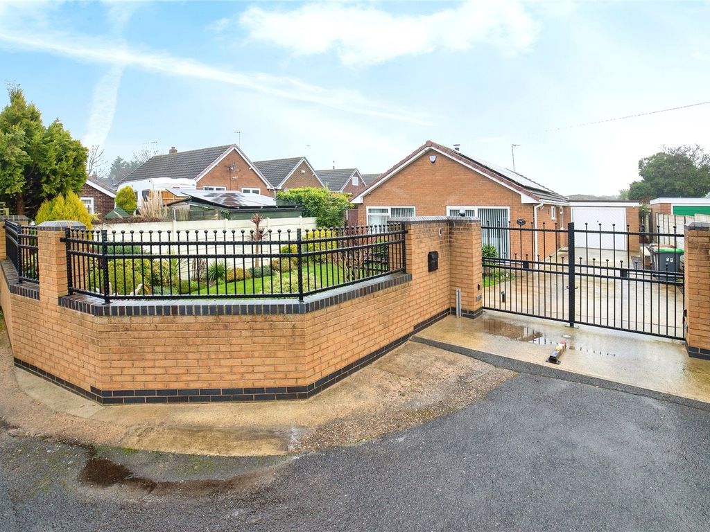 3 bed bungalow for sale in Deepdale Gardens, SuttonInAshfield