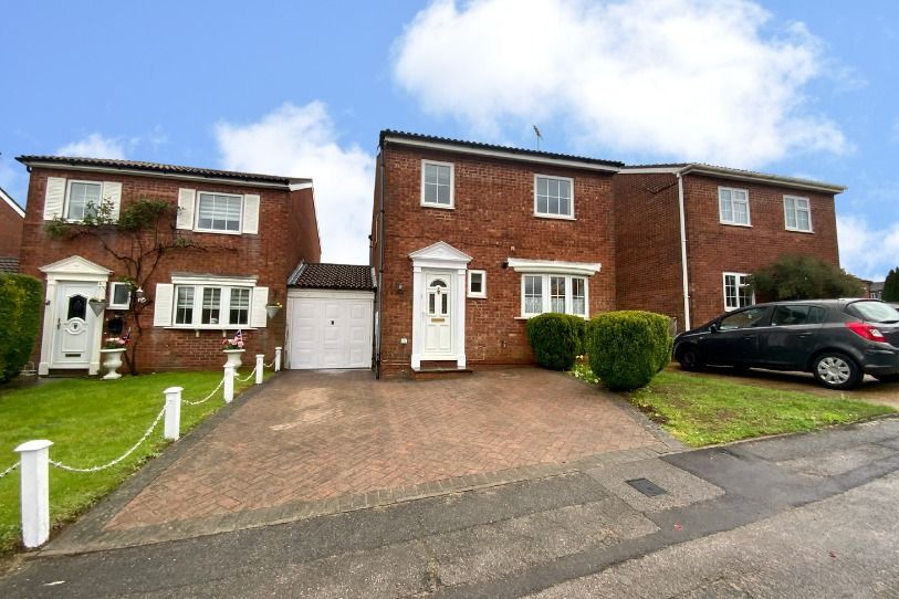 3 bed detached house for sale in Layham Drive, Luton, Bedfordshire LU2