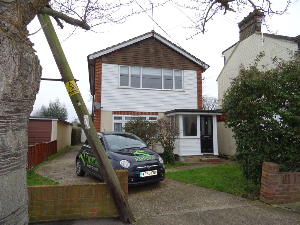2 bed to rent in Park Avenue, Upminster RM14, £1,250 pcm