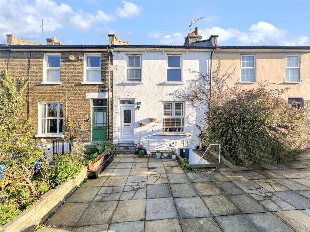 2 bed for sale in Plum Lane, Plumstead Common, London SE18