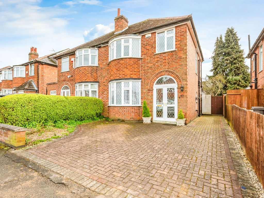 3 bed semidetached house for sale in Cardinals Walk, Leicester LE5, £