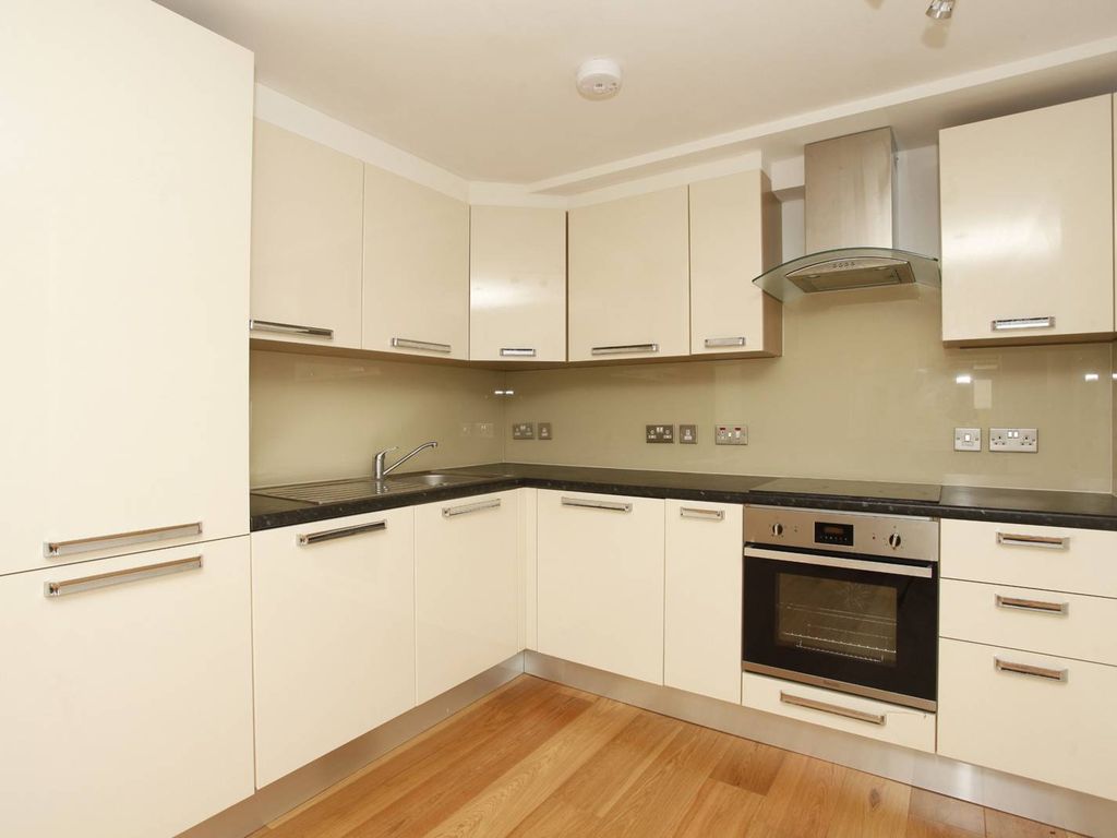 2 bed flat to rent in Vivian Avenue, Hendon, London NW4, £2,000 pcm