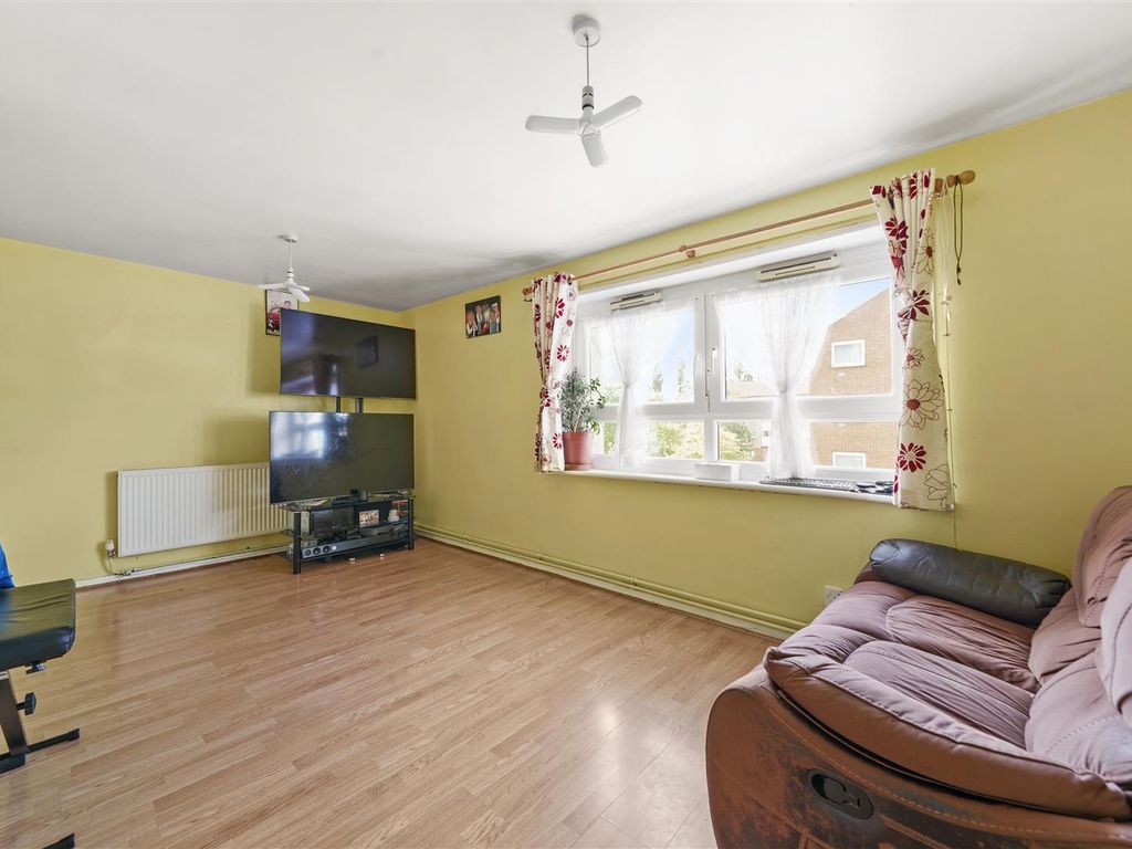 2 bed flat for sale in Clements Court, Hounslow TW4, £240,000 Zoopla