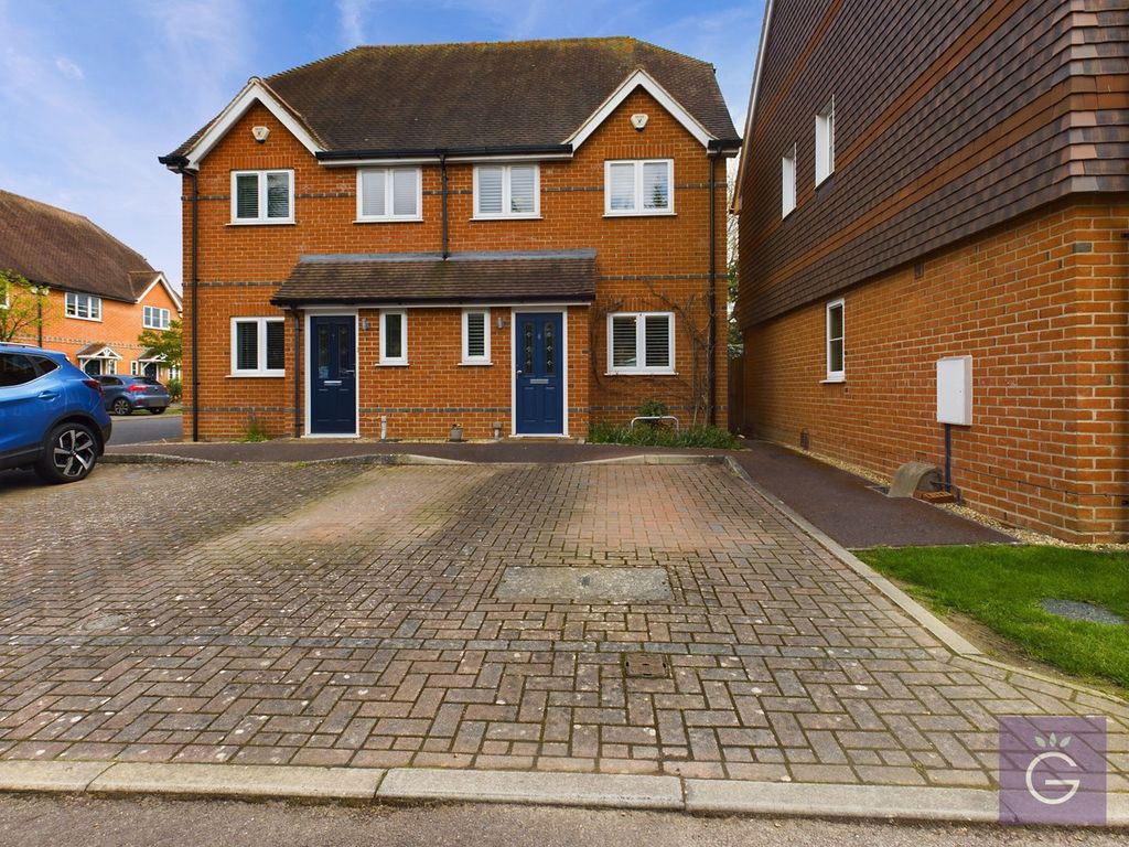 3 bed semidetached house for sale in Danesfield Gardens, Twyford RG10