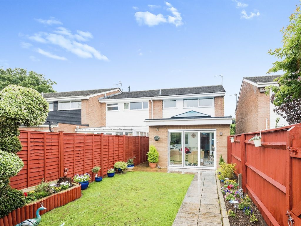 3 bed semidetached house for sale in Richens Drive, Carterton OX18, £