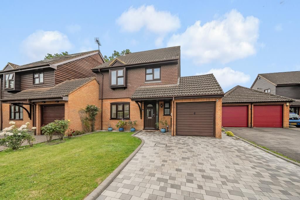 4 bed link detached house for sale in Slough, Berkshire SL3, £875,000