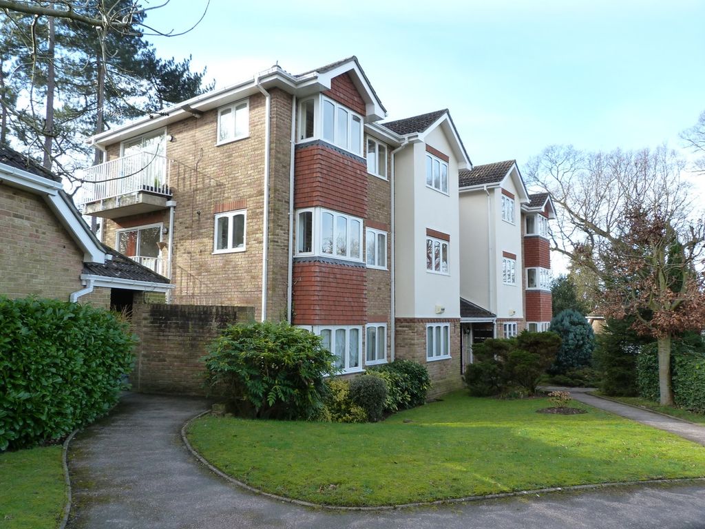 2 bed flat to rent in St Charles Court, St Charles Place, Weybridge